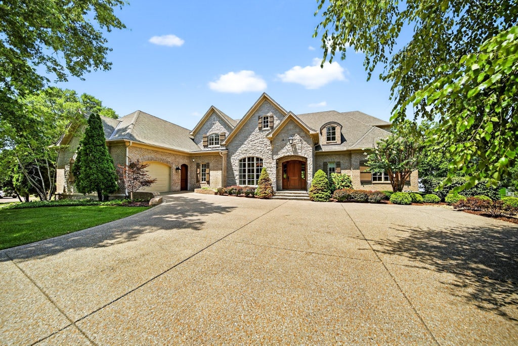 214 Bluegrass Dr, Hendersonville