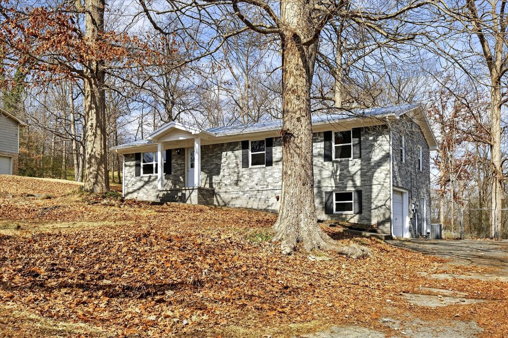 379 Oakwood Circle Ne, Cleveland