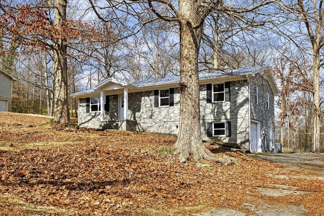 379 Oakwood Circle Ne, Cleveland