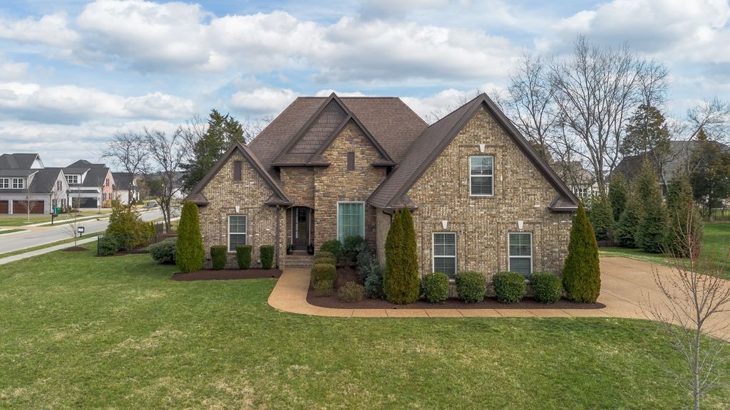 901 Larkspur Ln, Lebanon