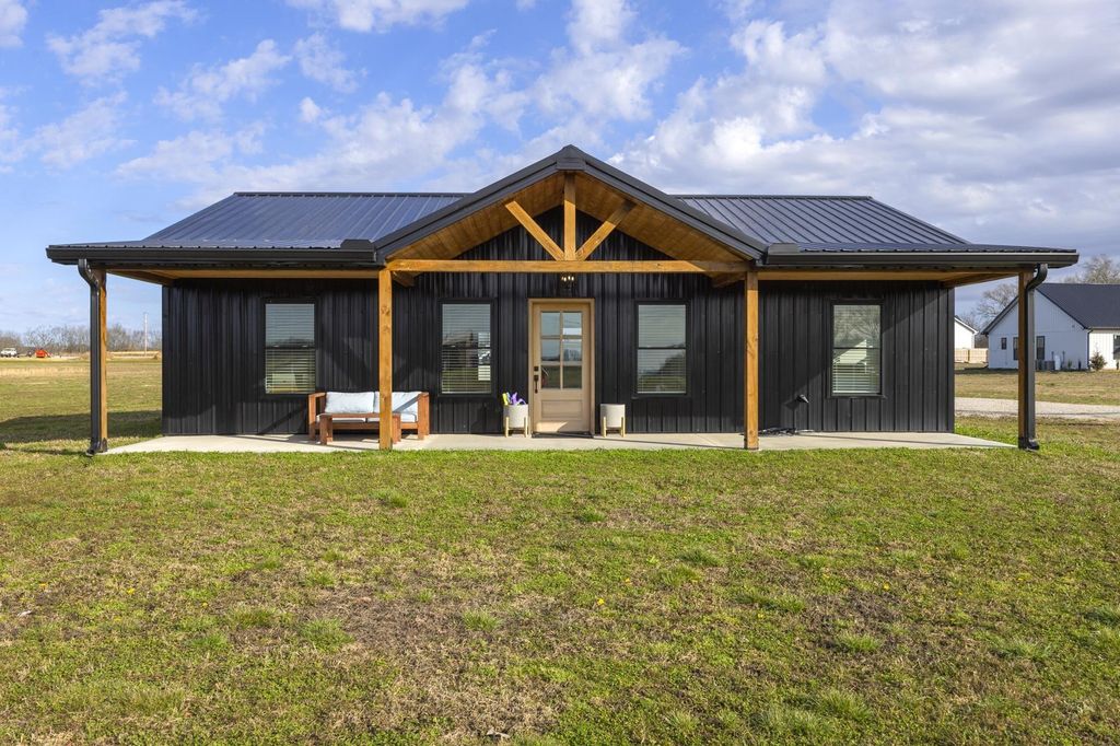 154 N Old Military Rd, Summertown