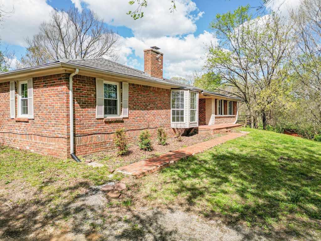 312 Sunnyside Ln, Columbia