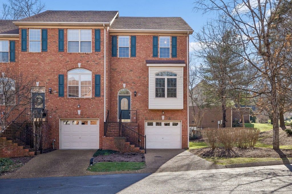100 Carriage Ct, Brentwood