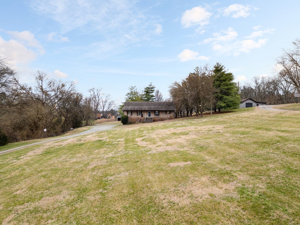 111 Patton Ln, Hendersonville