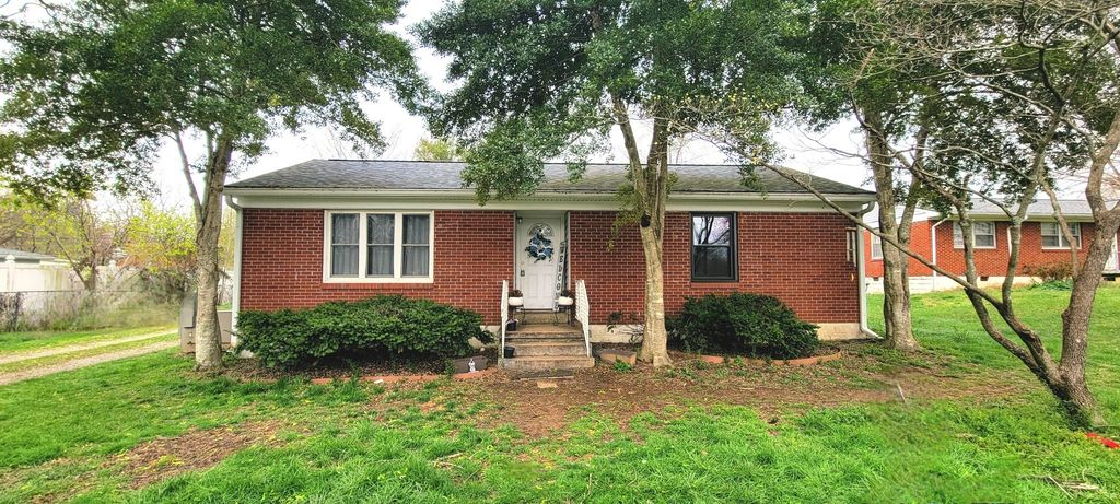 110 Old Pond Ln, Dickson