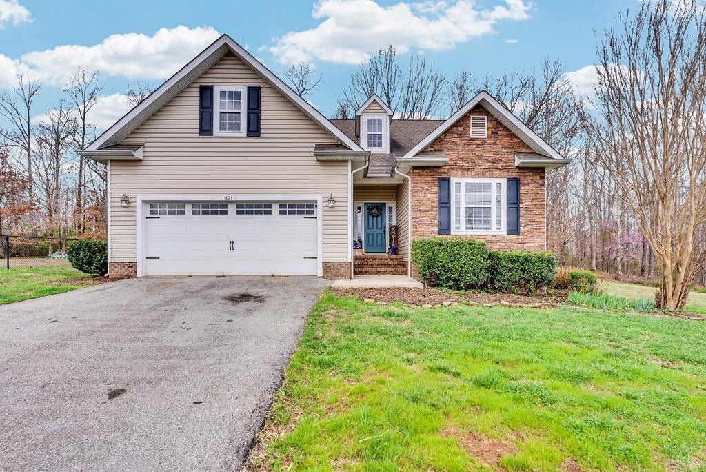 821 Honeysuckle Ln, Sparta
