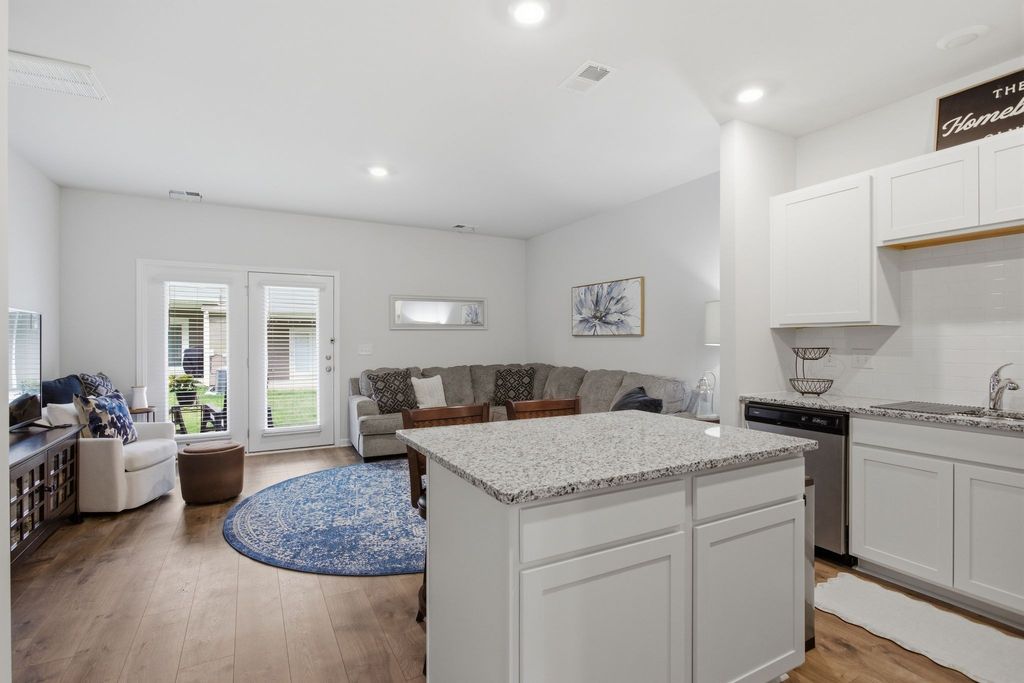 806 Dallas Dr, Columbia