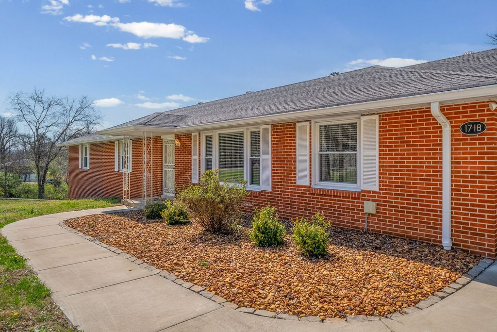 1718 Seven Mile Ferry Rd, Clarksville