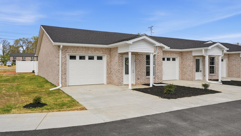 741 Kings Ln D-16, Tullahoma