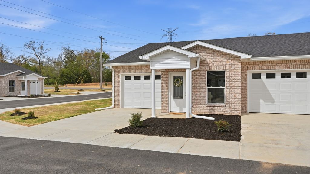 741 Kings Ln D-17, Tullahoma