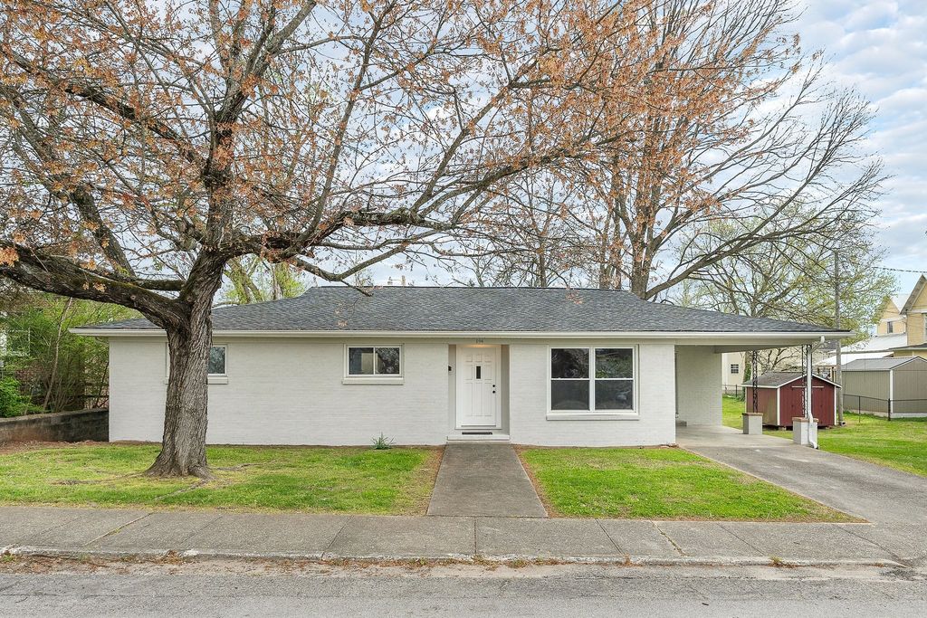 106 N Main St, Sparta