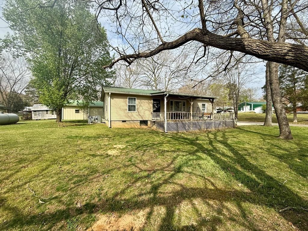 180 Center Dr, Springville