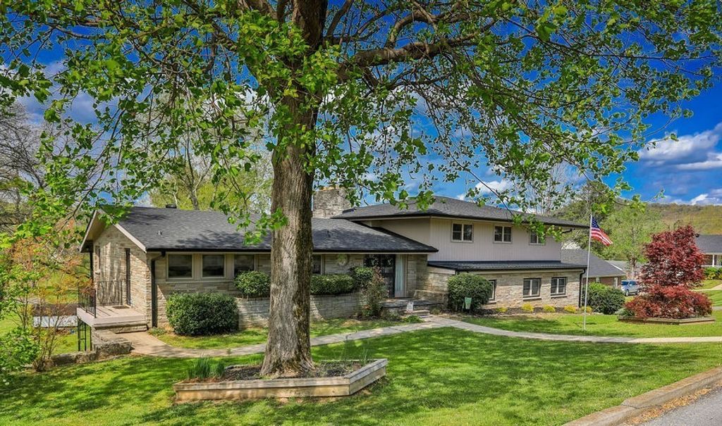 305 Myers Ter, Carthage