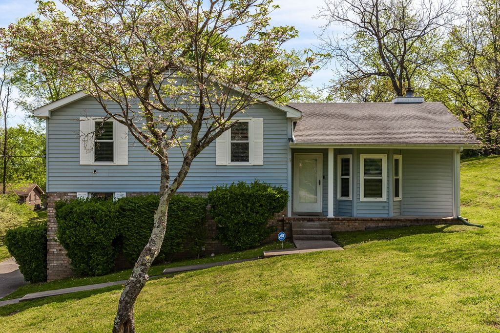 154 Lakeside Park Dr, Hendersonville