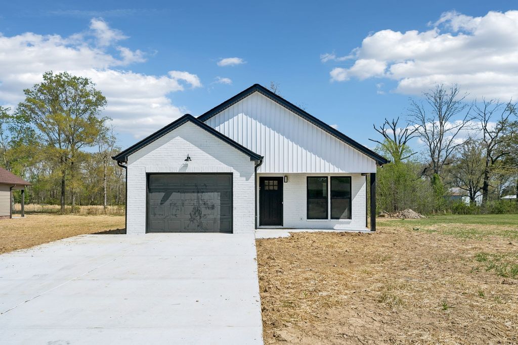 190 Green Meadow Dr, Smithville