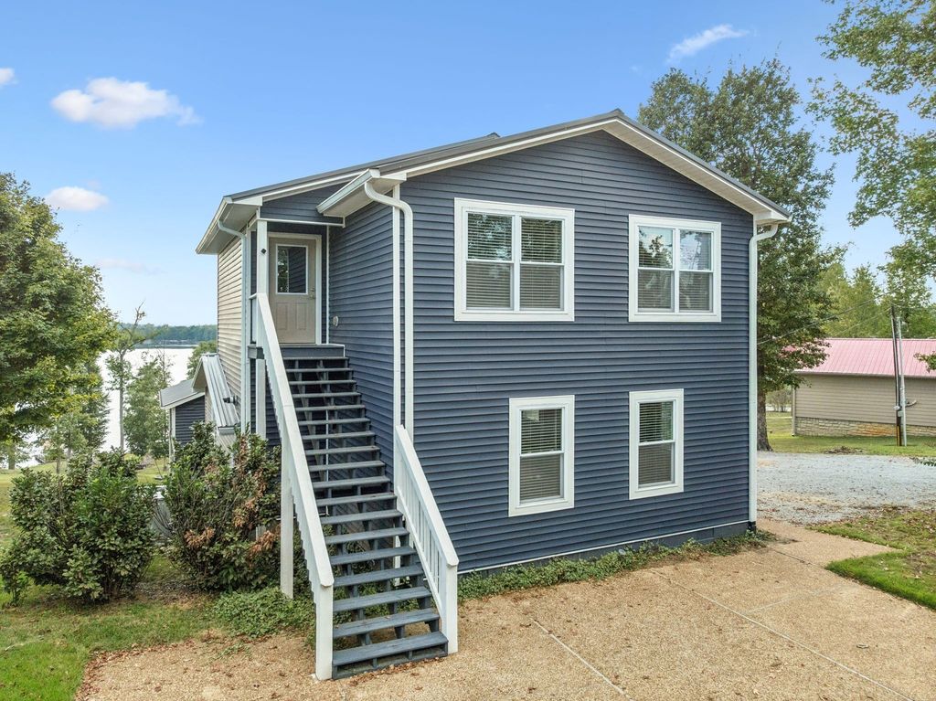 824 Driftwood Dr, Lobelville