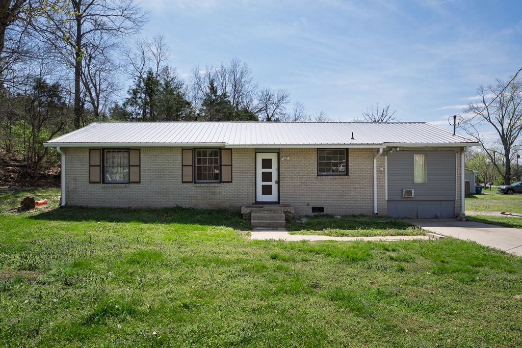 104 Hilltop Dr, Hendersonville
