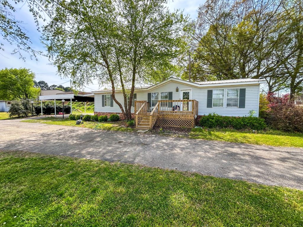 30996 Broad St, Bruceton