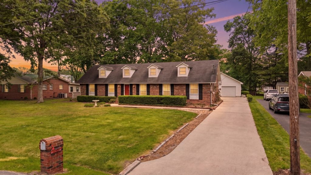 1205 Woodcrest Dr, Manchester