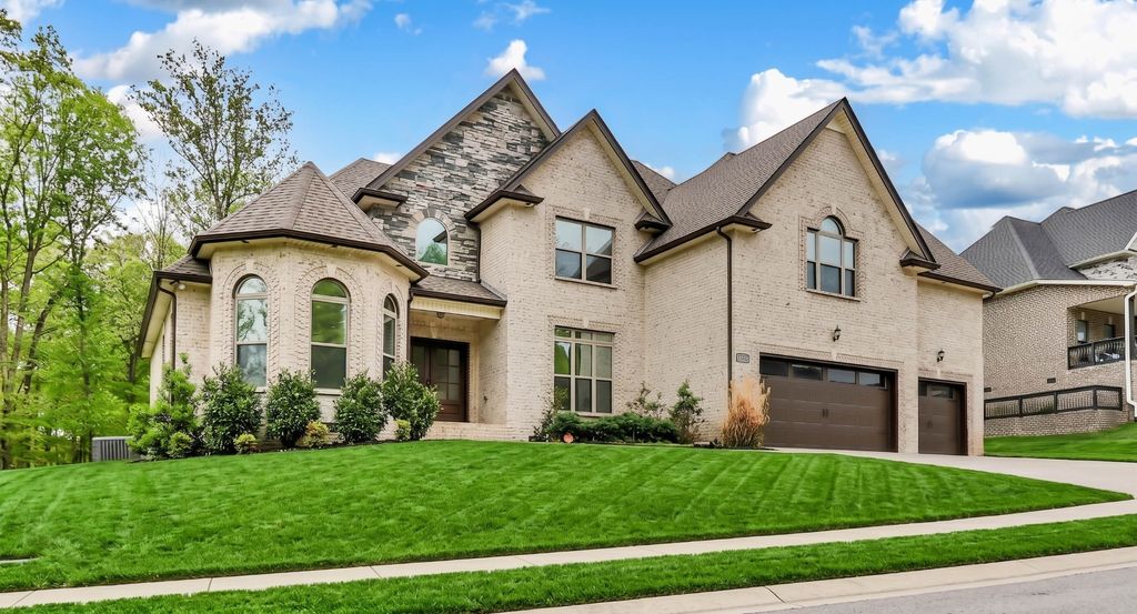 1689 Double R Blvd, Clarksville