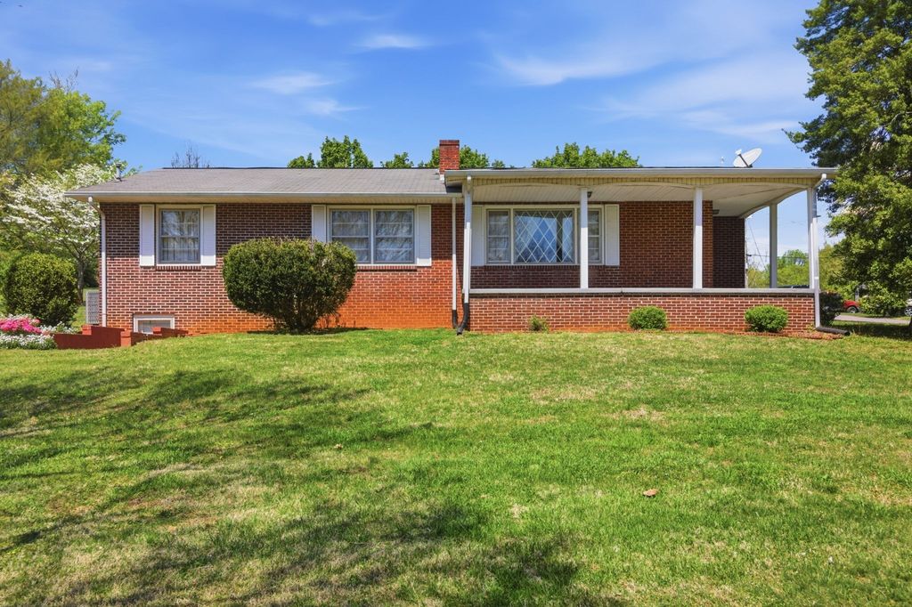 1605 College St, White Pine