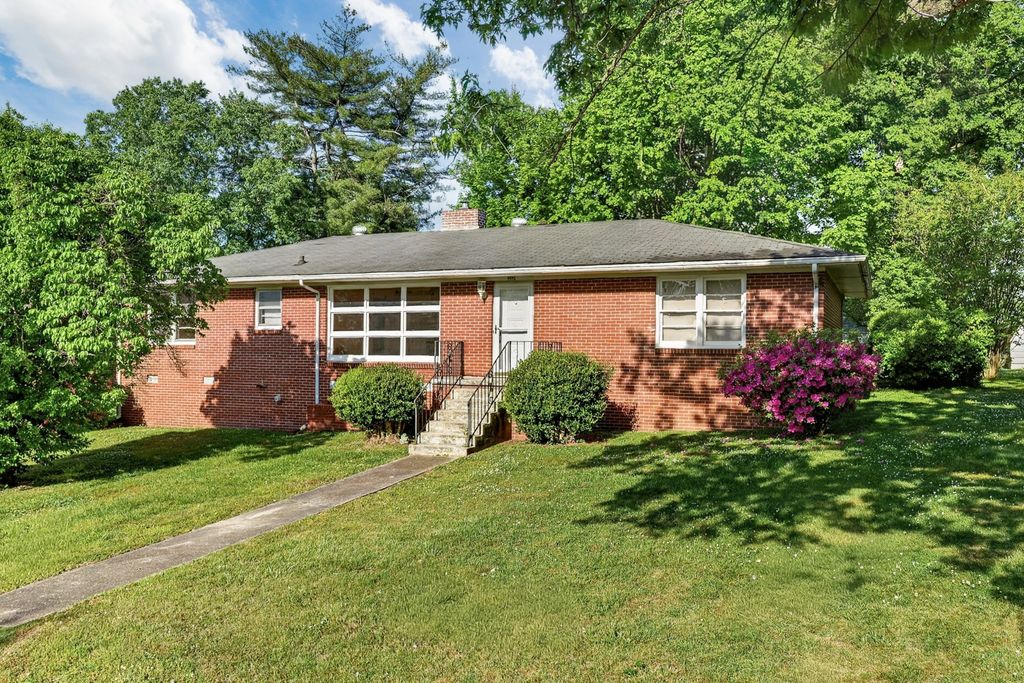 708 Morningside Dr, Fayetteville