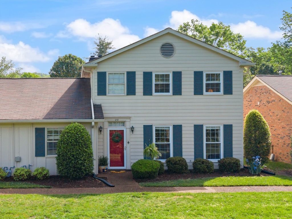 218 Boxwood Dr, Franklin