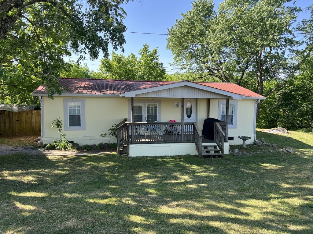 744 W Main St, Watertown
