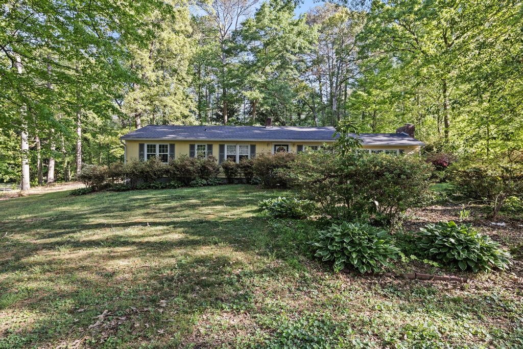 301 Woodland Drive, La Fayette