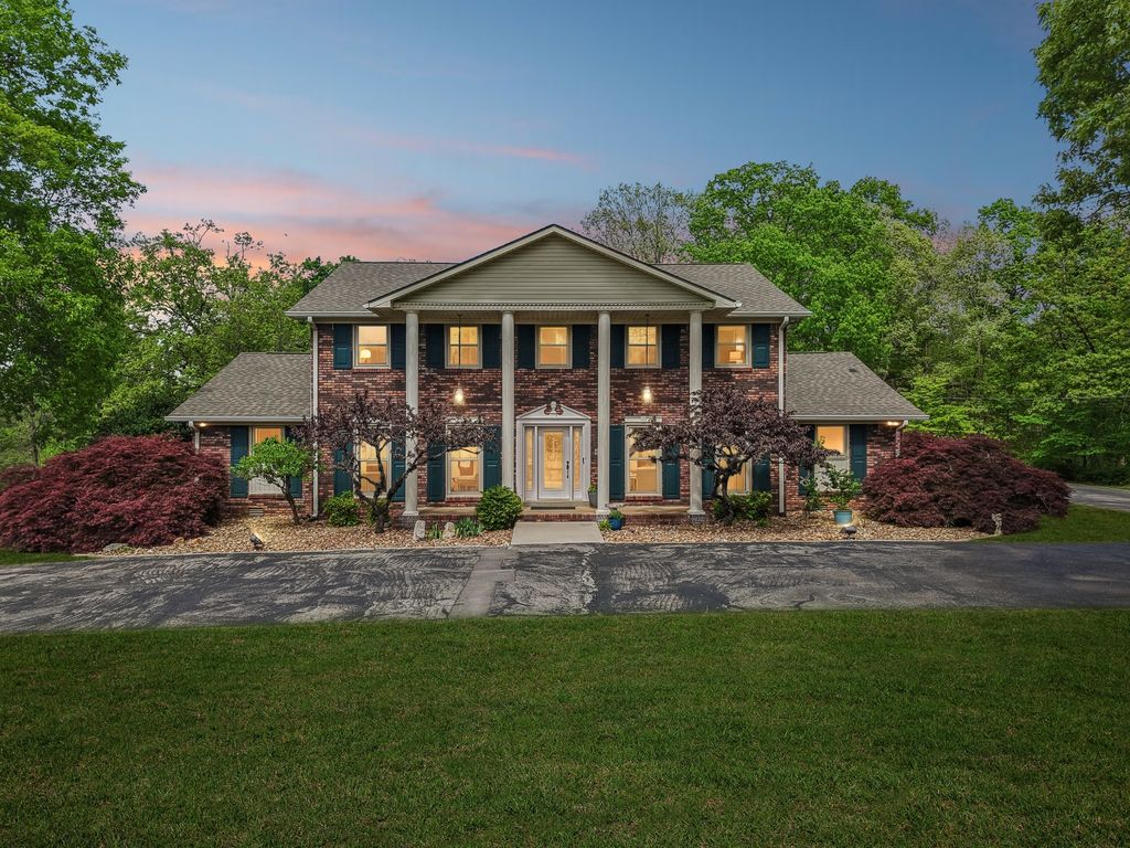 203 Dogwood Circle, Waverly