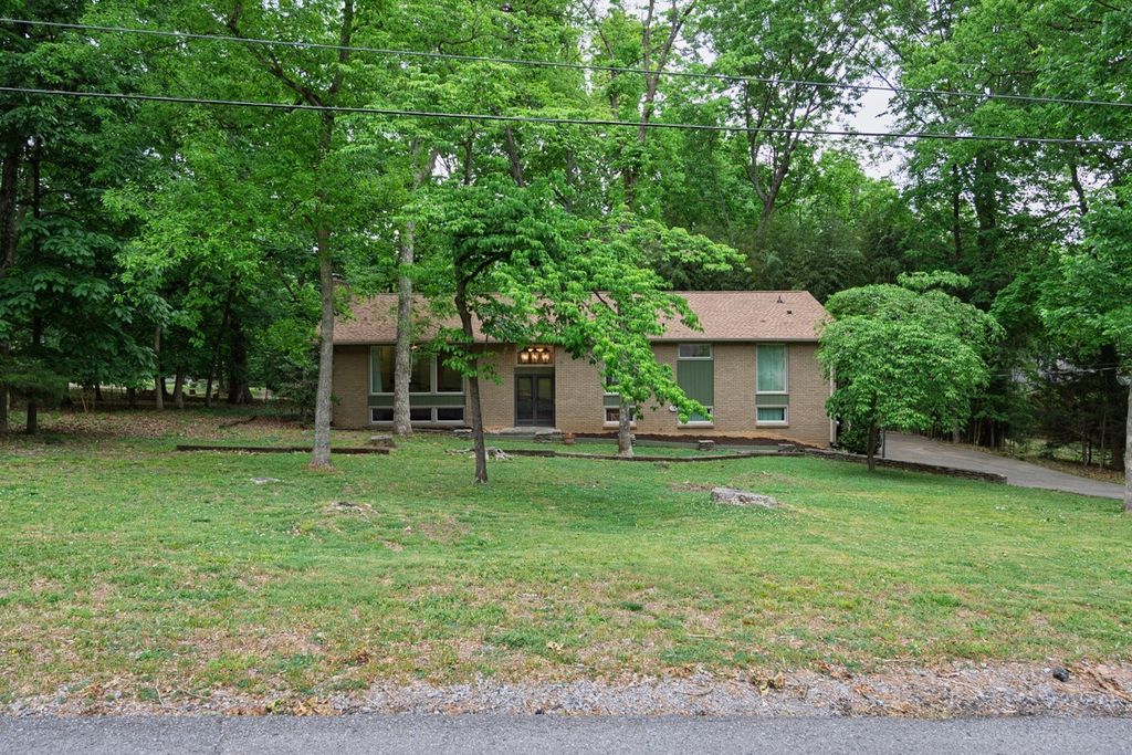 123 Trail East Drive, Hendersonville