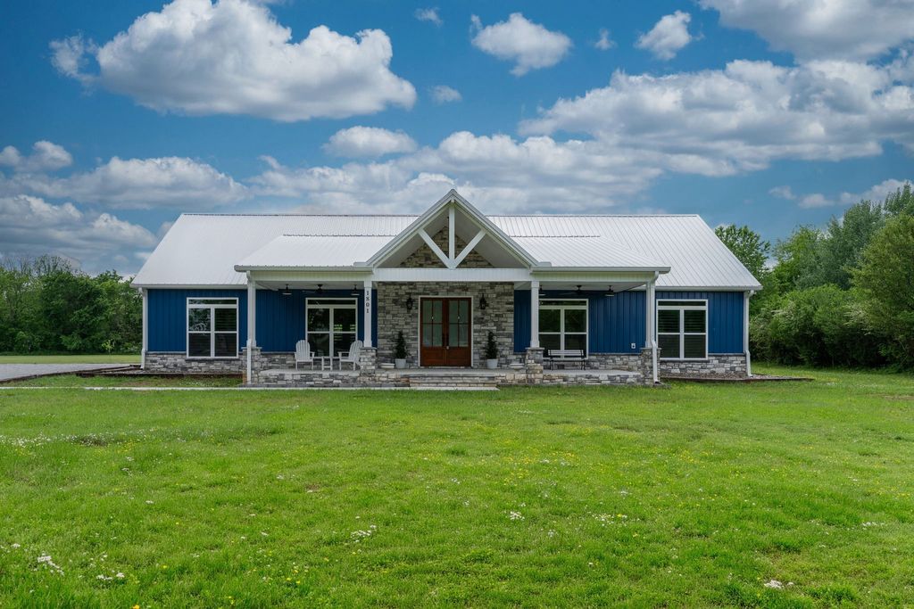 1801 Twin Caves Dr, Lewisburg