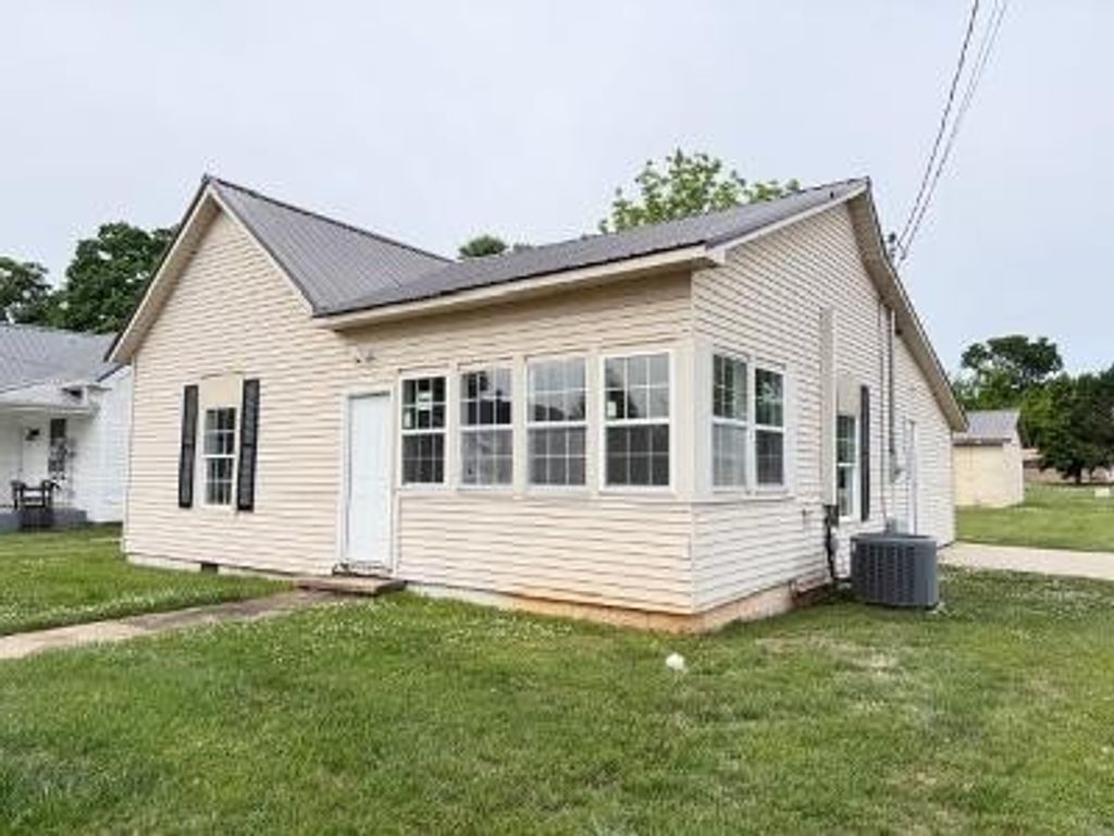 102 Hodges St N, Cowan