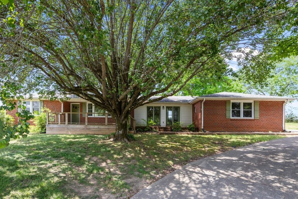 1720 Duke Loop, Dickson