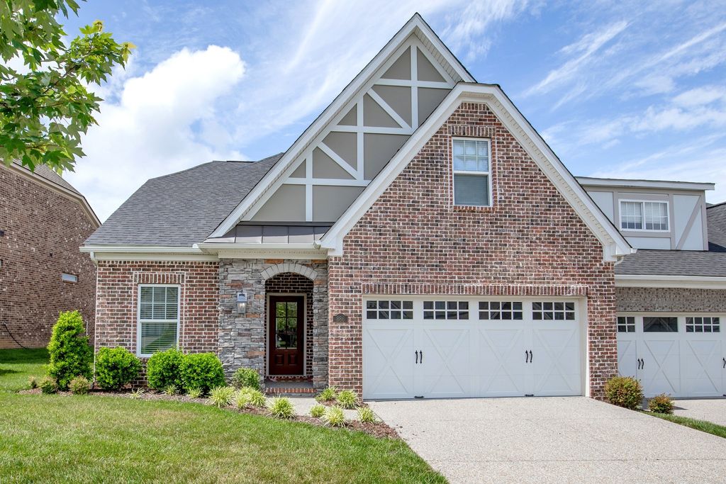 886 Cherry Grove Dr, Hendersonville