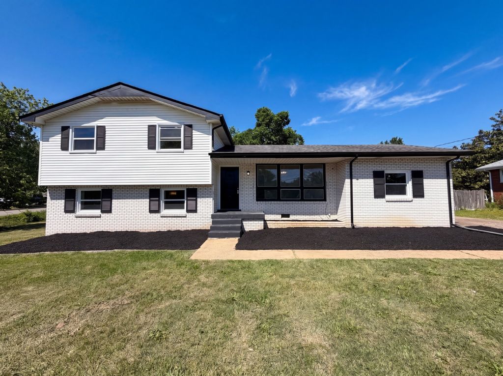 105 Ivy Dr, Hendersonville