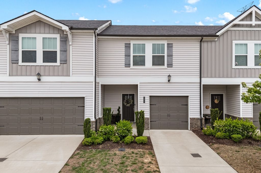 1211 W End Station Dr, Lebanon