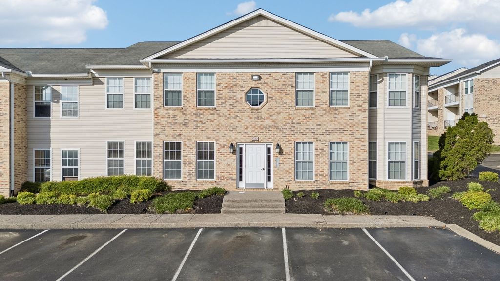 602 Churchill Xing, Madison