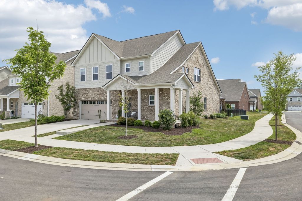 702 Omaha Dr, Gallatin