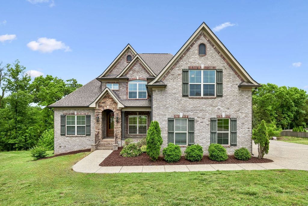 232 Amana Dr, Lebanon