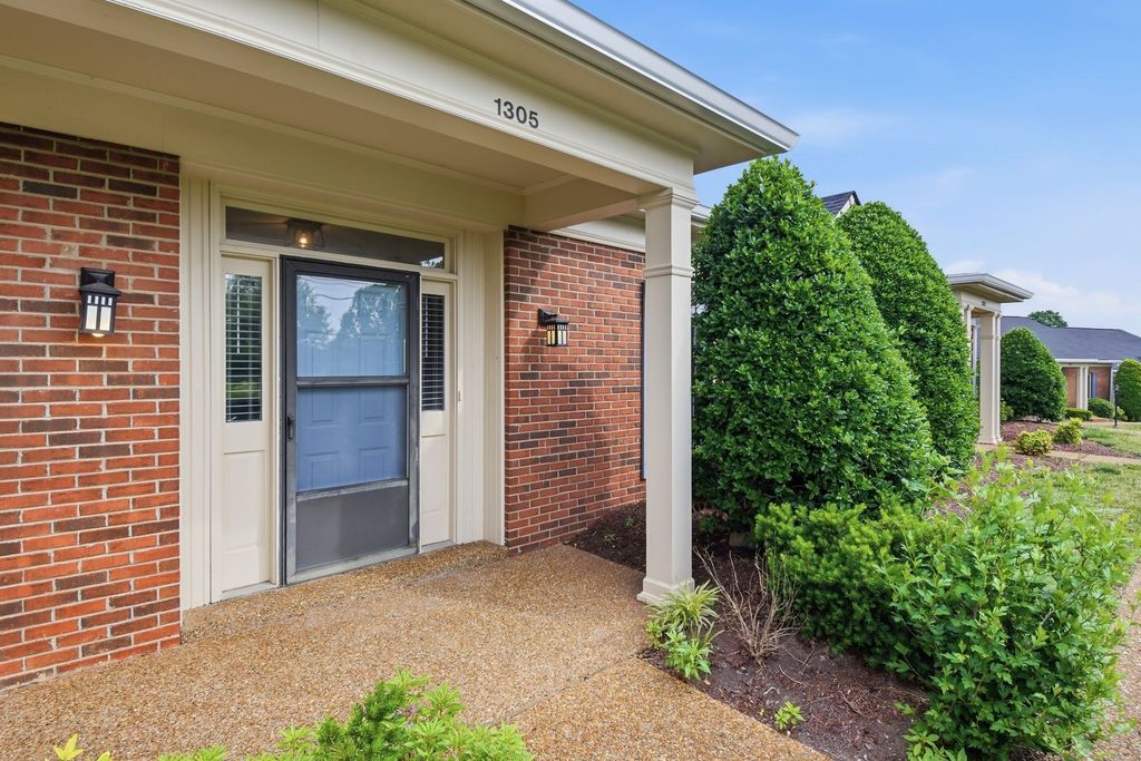 1305 Brentwood Pt, Brentwood