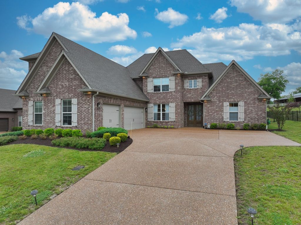 963 Luxborough Dr, Hendersonville