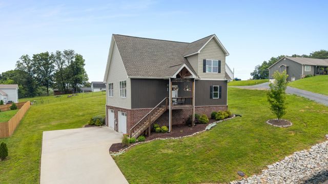155 Surrey Lane Ne, Cleveland