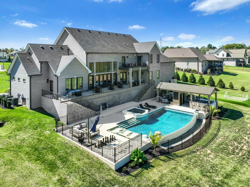 617 Coles Ferry Rd, Gallatin