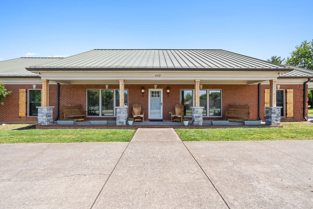 402 Fairway Trl, Springfield