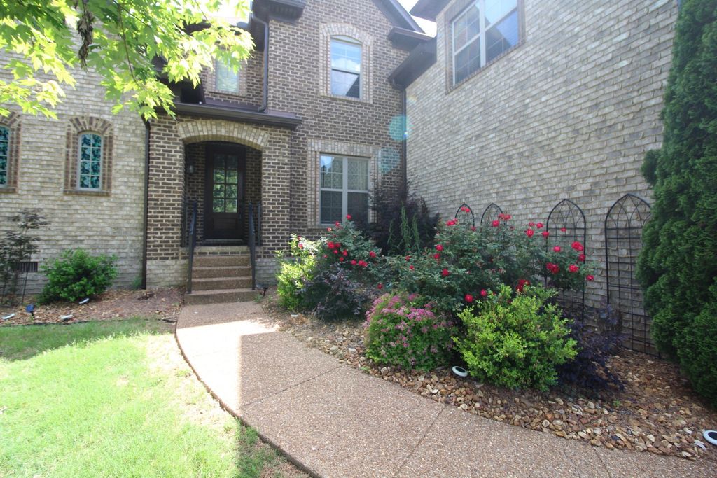 337 Crooked Creek Ln, Hendersonville