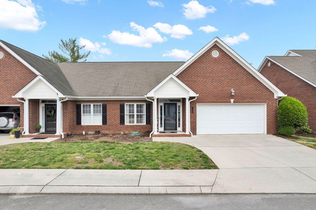 115 Overbriar Drive Ne, Cleveland