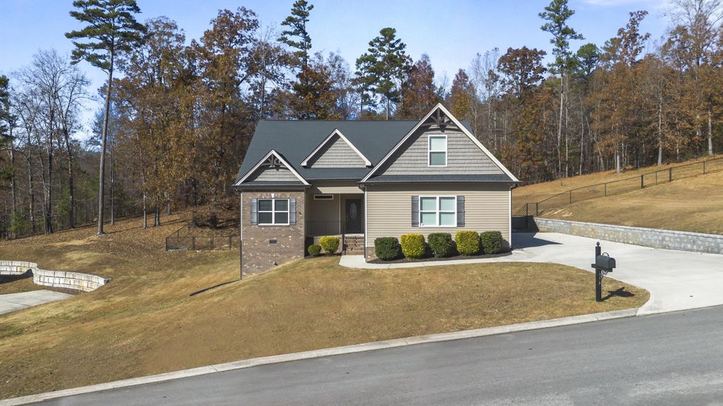 225 Brook Hollow Drive Se, Cleveland