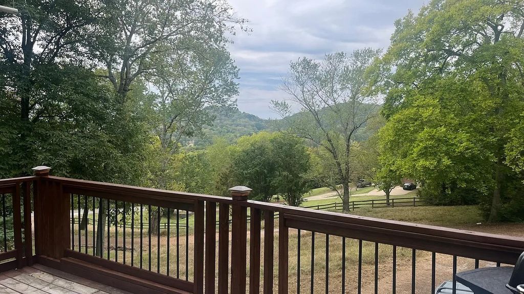 1222 Country Rd, Franklin