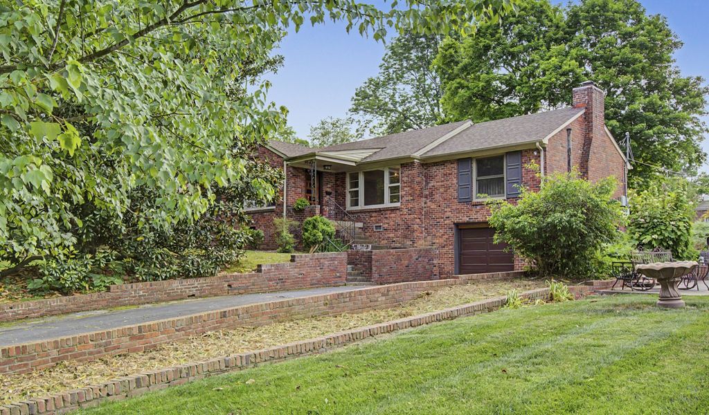 208 Trahern Ln, Clarksville